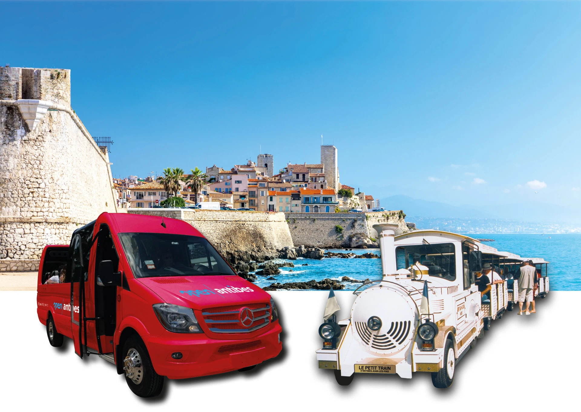 Combiné : le bus rouge Open Antibes et le Petit Train blanc devant les remparts d’Antibes et la mer
